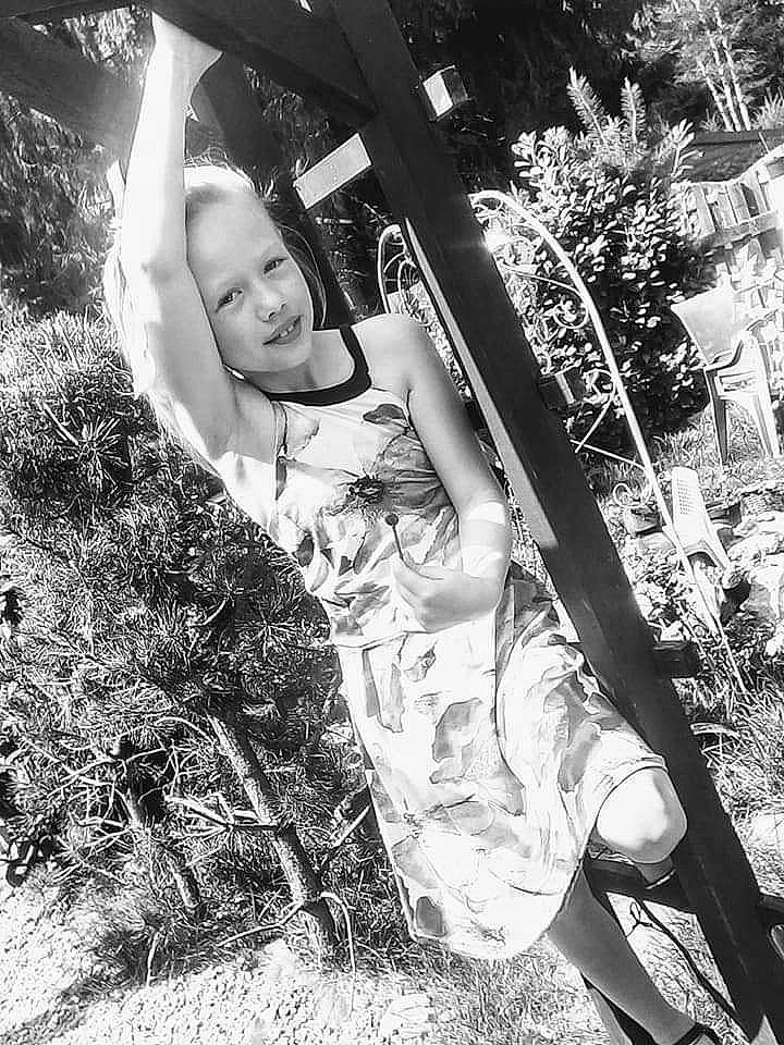 Clea participe au concours pour gagner de l'argent avec cette photo : black_and_white, black_hair, fun, girl, happiness, monochrome, monochrome_photography, person, photograph, photography, smile, tree