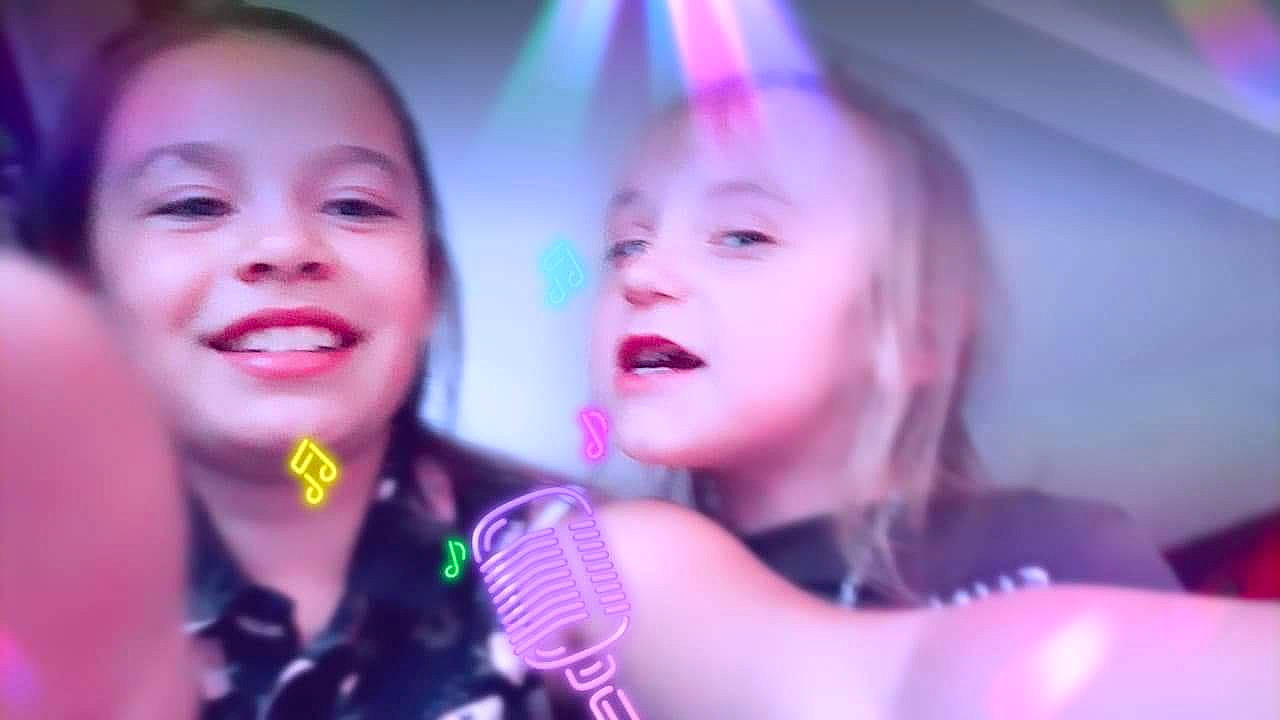 Alexi a rejoint le concours — aidez-le/la à gagner de superbes lots ! cheek, child, face, facial_expression, fun, happy, head, human, joy, lip, magenta, microphone, mouth, nose, performance, person, photography, singing, skin, smile