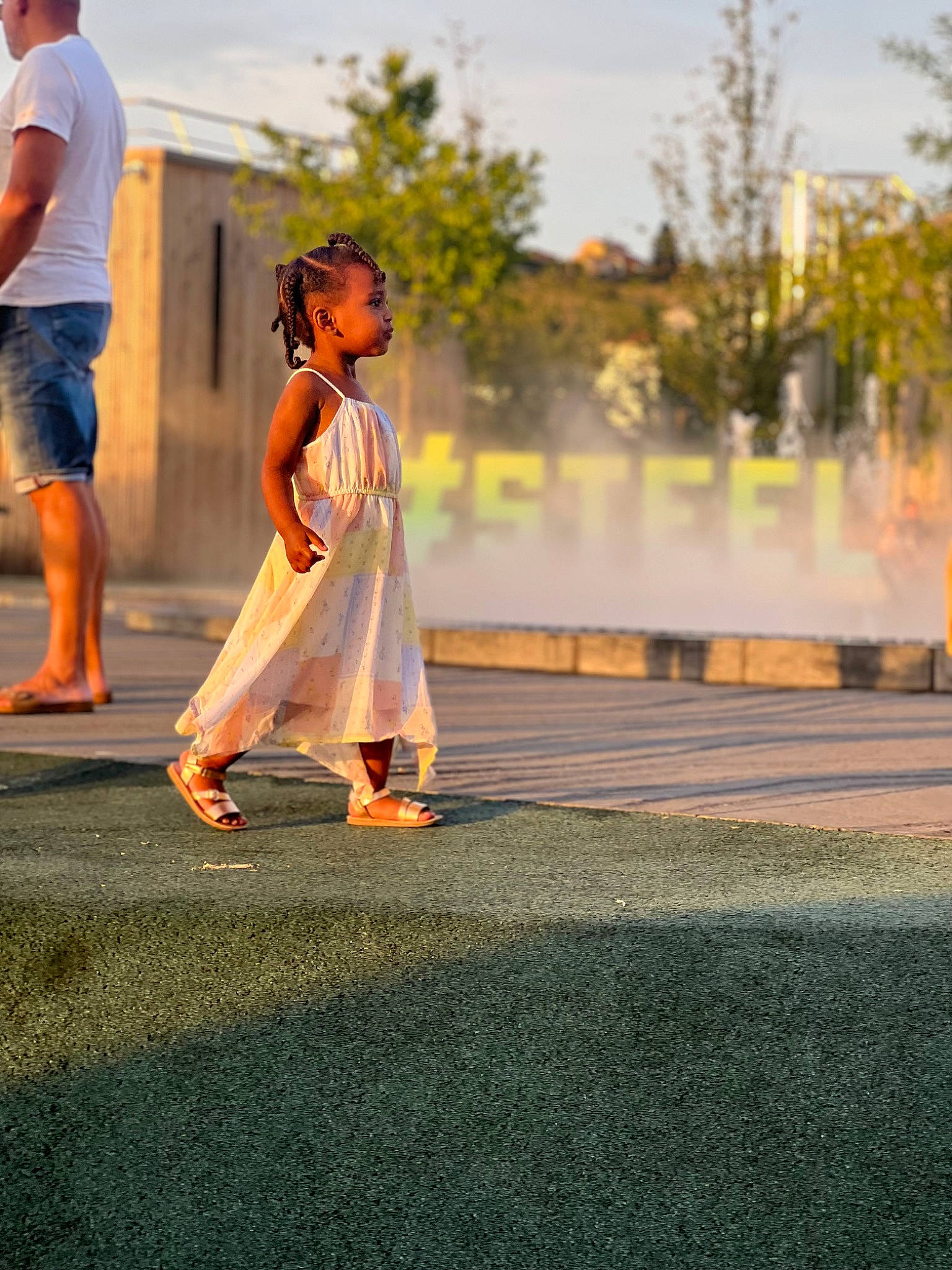 Keylia participe au concours pour gagner de l'argent avec cette photo : asphalt, flash_photography, gesture, grass, happy, horizon, human_leg, landscape, leisure, pedestrian, people_in_nature, person, recreation, road, road_surface, shadow, shorts, sky, toddler, tree