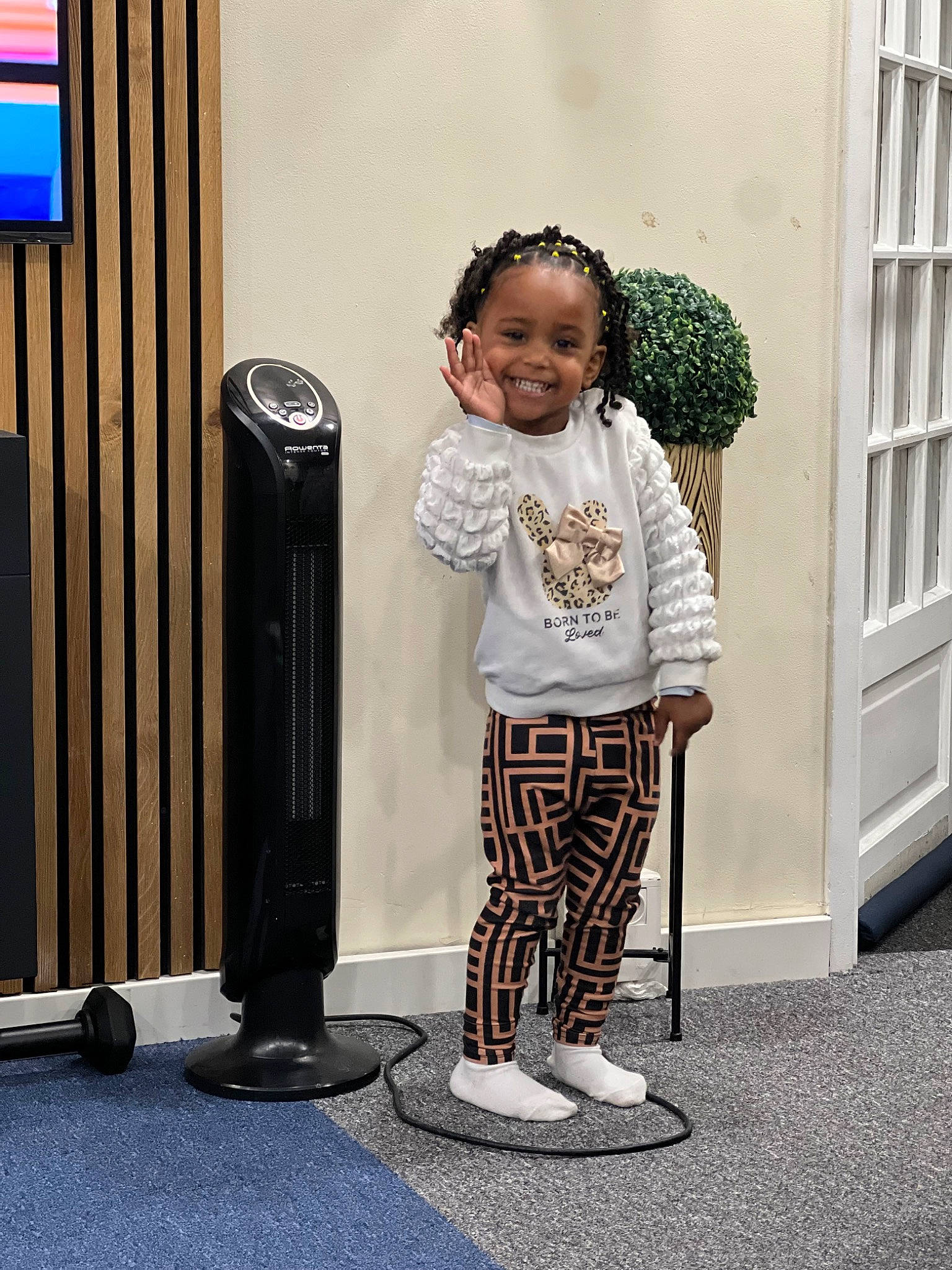 Keylia participe au concours pour gagner de l'argent avec cette photo : baby_toddler_clothing, child, door, fashion_accessory, fashion_design, flooring, gas, happy, joy, knee, outerwear, pattern, person, recycling_bin, shoe, sleeve, smile, standing, toddler, waste_container