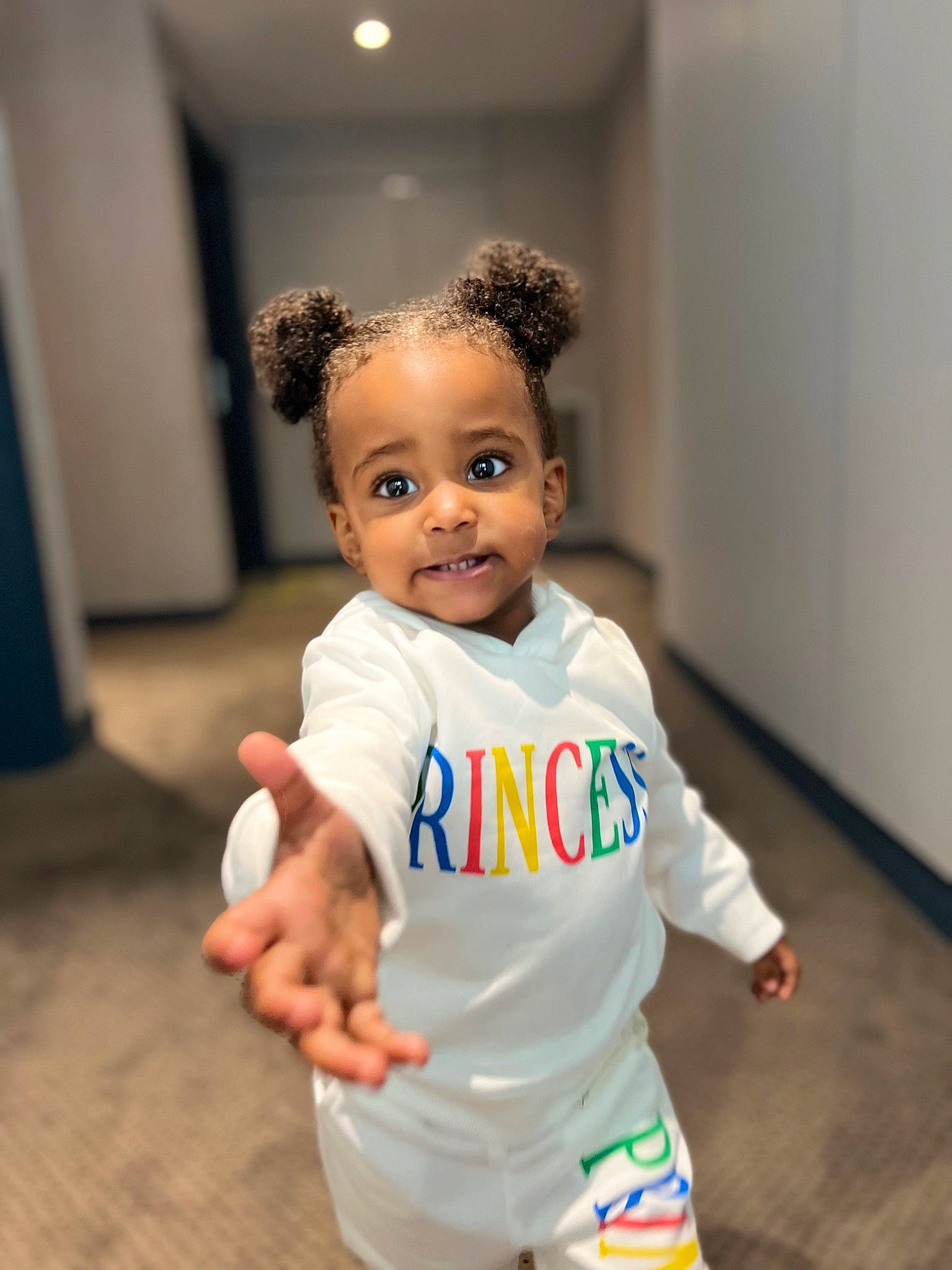 Keylia a rejoint le concours — aidez-le/la à gagner de superbes lots ! baby, baby_toddler_clothing, cheek, child, child_model, costume, face, fashion_design, floor, flooring, fun, gesture, happy, person, room, sleeve, sock, t_shirt, thumb, toddler