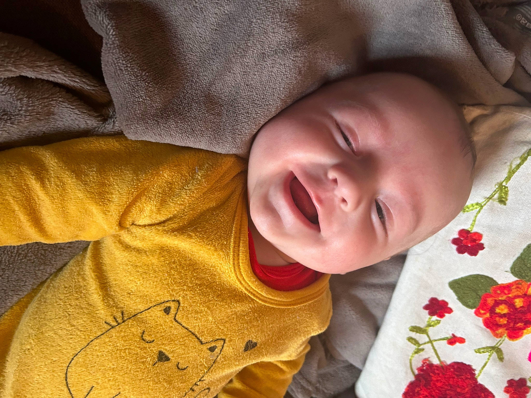 Soann a rejoint le concours — aidez-le/la à gagner de superbes lots ! baby, baby_toddler_clothing, cheek, chin, clothing, comfort, eye, face, finger, happy, head, iris, lip, mouth, nose, person, skin, sleeve, smile, textile