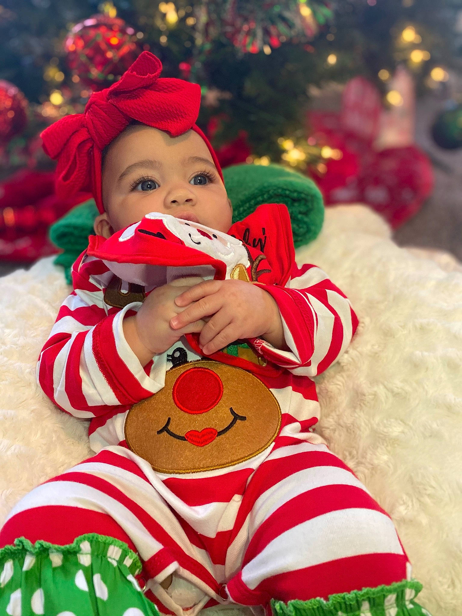 Azara is registered to the contest to win money with this photo: carmine, christmas, christmas_decoration, christmas_eve, costume, costume_accessory, costume_hat, event, fictional_character, happy, holiday, human, love, nose, person, pleased, plush, red, stuffed_toy, toy