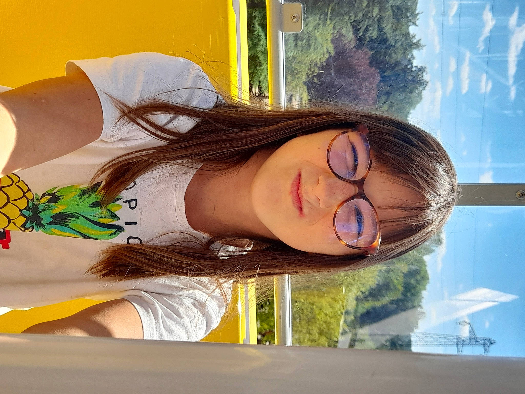 Lysea a rejoint le concours — aidez-le/la à gagner de superbes lots ! black_hair, eye, eyelash, eyewear, facial_expression, fun, happy, human_leg, joy, leisure, long_hair, mouth, neck, person, skin, smile, summer, thigh, tree, trunk