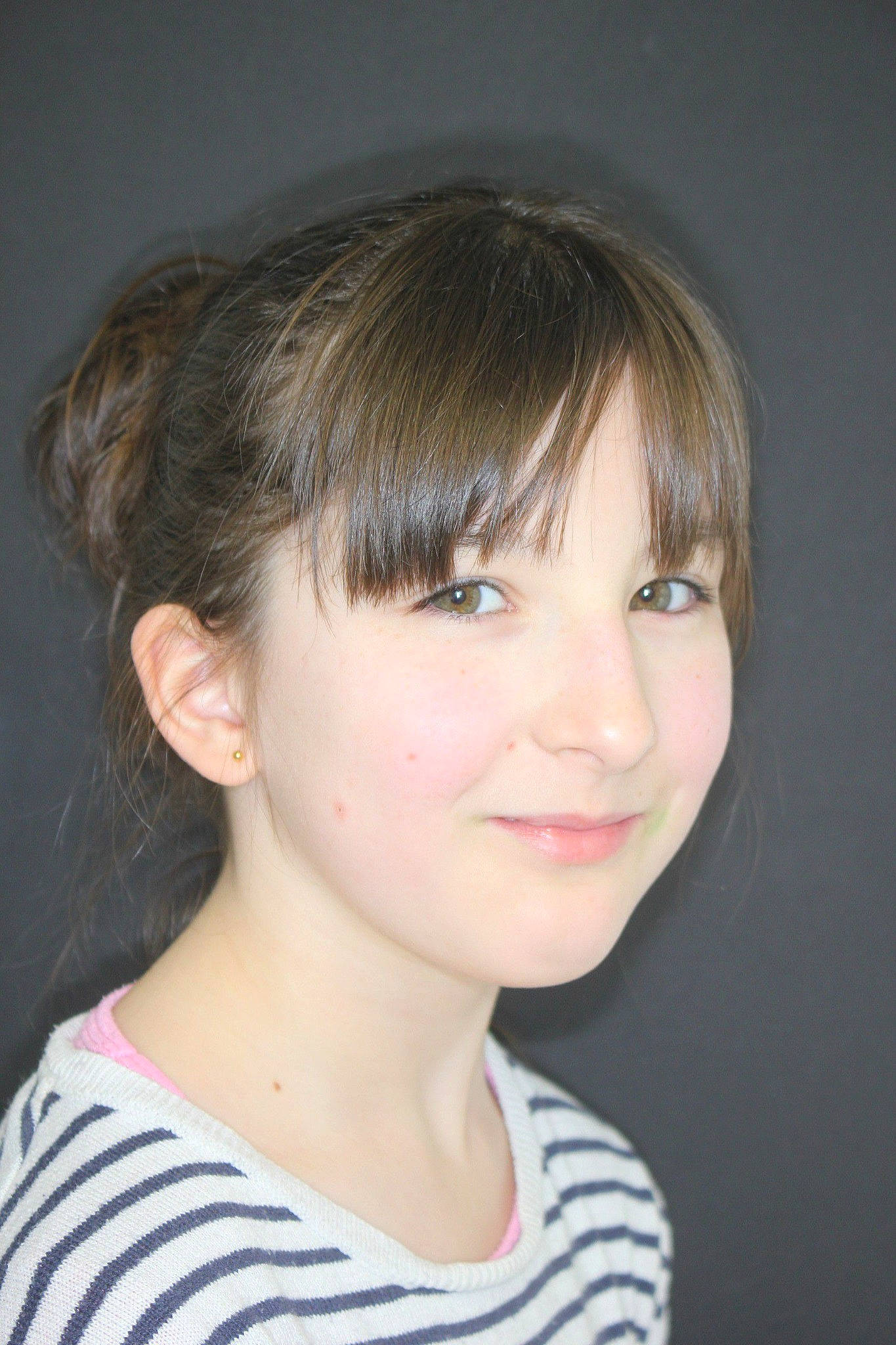 Lysea a rejoint le concours — aidez-le/la à gagner de superbes lots ! bangs, brown_hair, cheek, child, ear, electric_blue, eyebrow, eyelash, flash_photography, forehead, fun, hair_coloring, hime_cut, jaw, joy, layered_hair, lip, makeover, nose, person