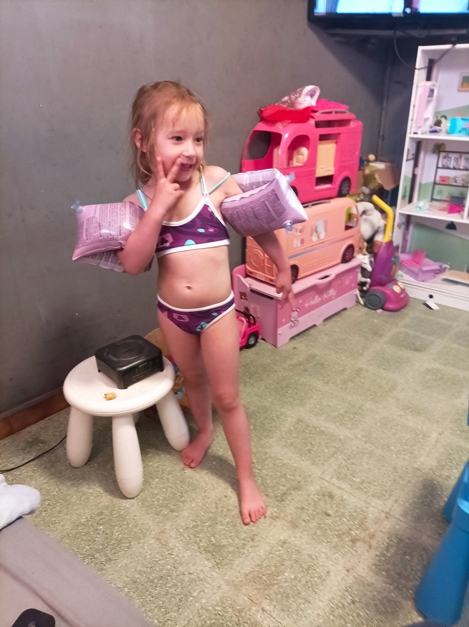 Camille a rejoint le concours — aidez-le/la à gagner de superbes lots ! bathroom, brassiere, chest, child, flooring, fun, human_leg, joint, joy, navel, person, pink, plumbing, plumbing_fixture, smile, swimwear, thigh, toilet, toy, trunk