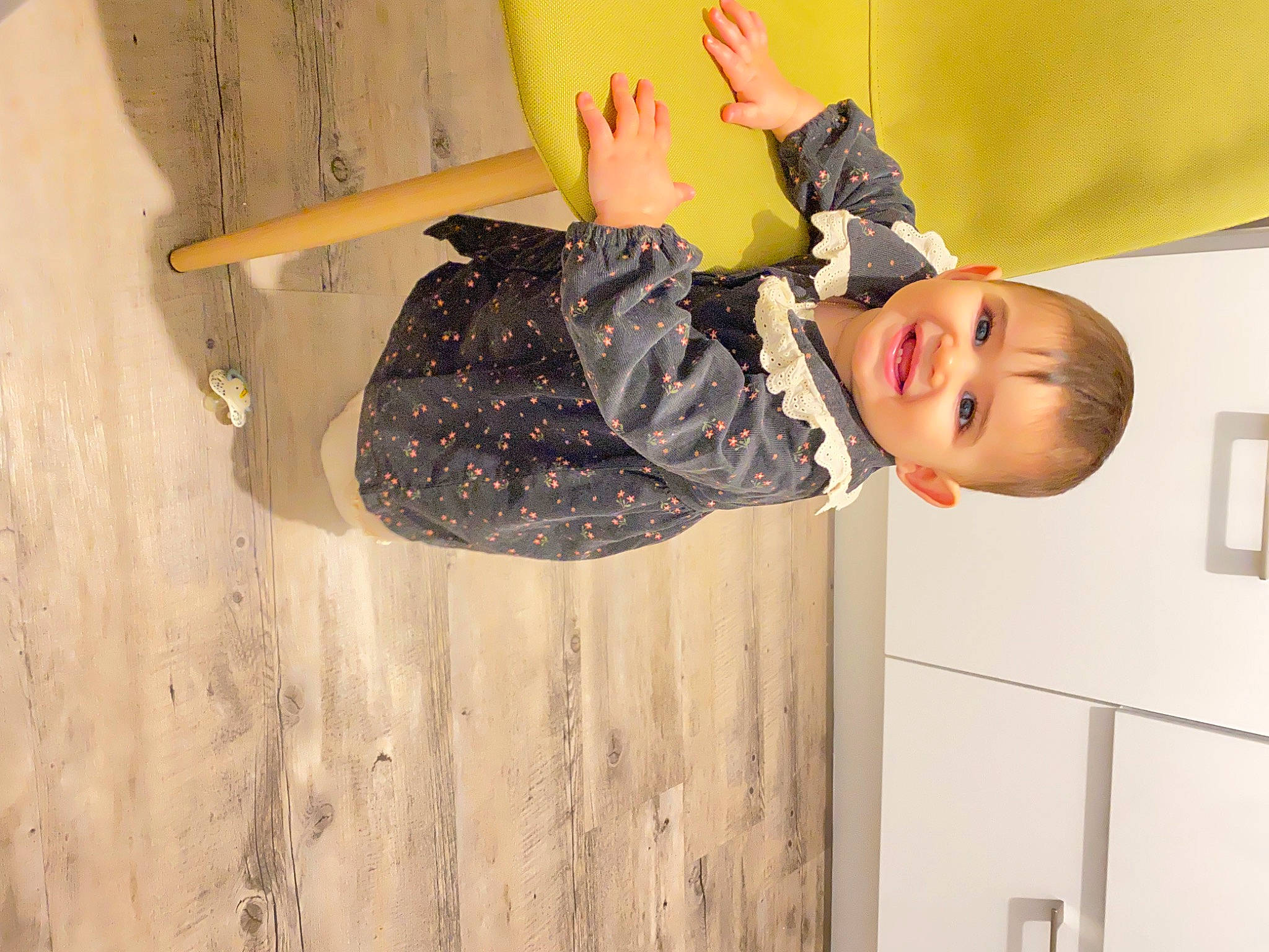 Nelya participe au concours pour gagner de l'argent avec cette photo : ceiling, child, flooring, fun, happy, hardwood, hat, joy, leisure, pattern, person, play, room, smile, t_shirt, toddler, wood, wood_stain