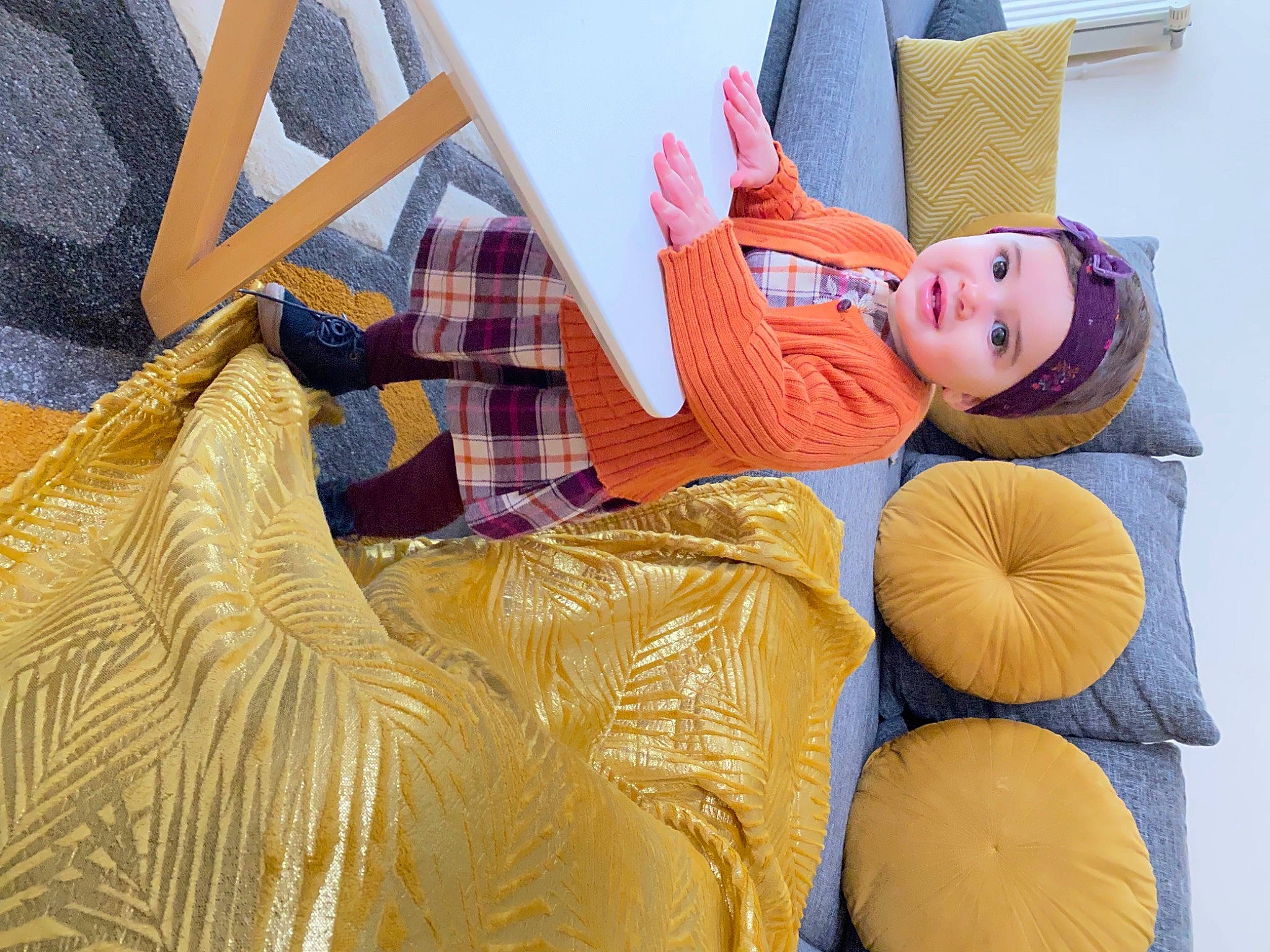 Nelya a rejoint le concours — aidez-le/la à gagner de superbes lots ! bag, comfort, couch, electric_blue, fun, happy, headwear, human_leg, leisure, linens, luggage_and_bags, orange, pattern, person, pillow, plaid, recreation, room, tartan, textile