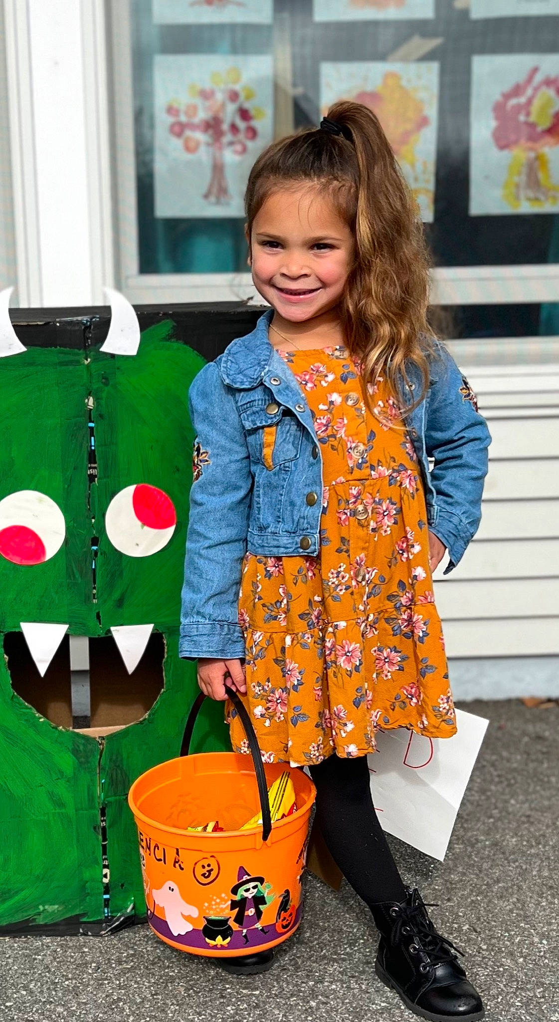 Valencia is registered to the contest to win money with this photo: bag, bench, blazer, child, design, electric_blue, event, fashion, fashion_accessory, fashion_design, happy, joy, orange, outerwear, pattern, person, plaid, sleeve, smile, toddler