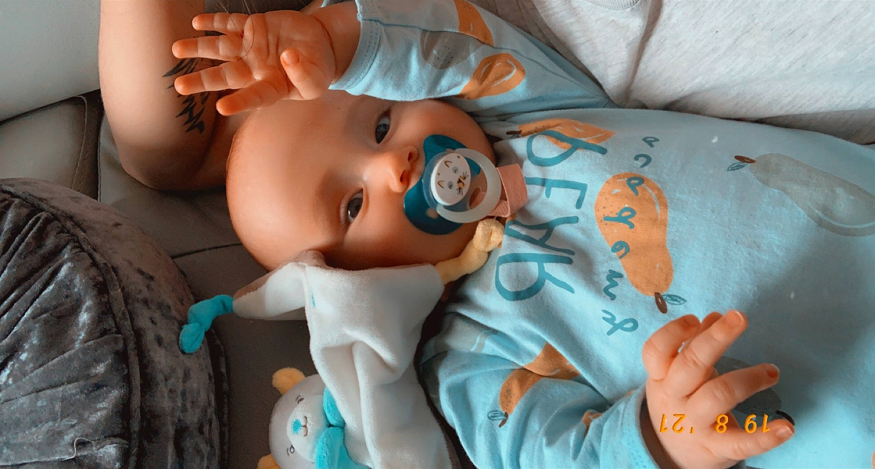 Aliya participe au concours pour gagner de l'argent avec cette photo : arm, blue, cheek, chin, doll, eye, eyelash, finger, hand, head, human_body, joint, mouth, muscle, nose, orange, organ, person, skin, toy