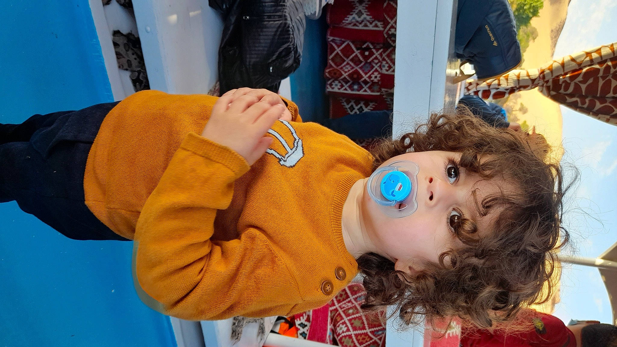 Malek participe au concours pour gagner de l'argent avec cette photo : baby, blue, child, electric_blue, event, eyelash, eyewear, fun, happy, hat, head, leisure, orange, person, play, recreation, sunglasses, toddler, tree, vacation