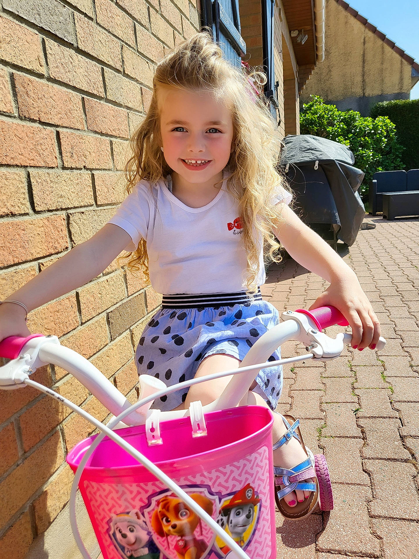 Victoire participe au concours pour gagner de l'argent avec cette photo : basket, child, easter, event, fun, grass, happy, joy, leisure, magenta, person, photograph, pink, plant, recreation, shorts, smile, storage_basket, summer, tire