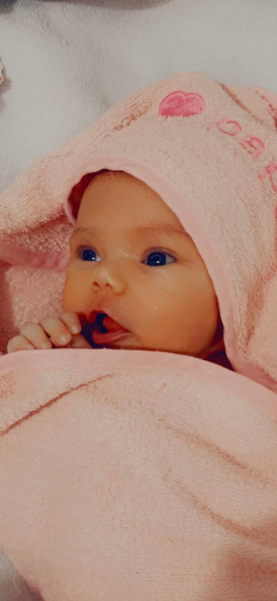 Meriem participe au concours pour gagner de l'argent avec cette photo : baby, baby_sleeping, cap, cheek, child, close_up, comfort, eye, eyebrow, eyelash, happy, headgear, headwear, iris, linens, lip, nose, person, pink, skin