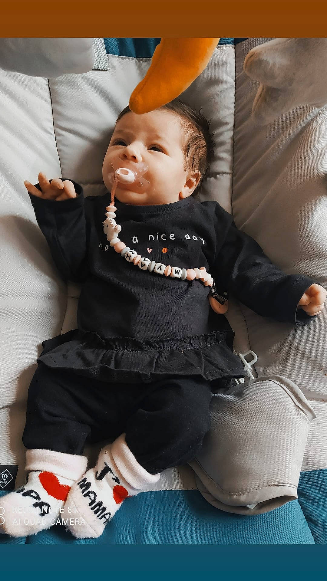 Myah participe au concours pour gagner de l'argent avec cette photo : baby, baby_products, baby_toddler_clothing, child, comfort, happy, head, human_body, human_leg, knee, lap, outerwear, person, sitting, sleeve, smile, sock, textile, thigh, tie