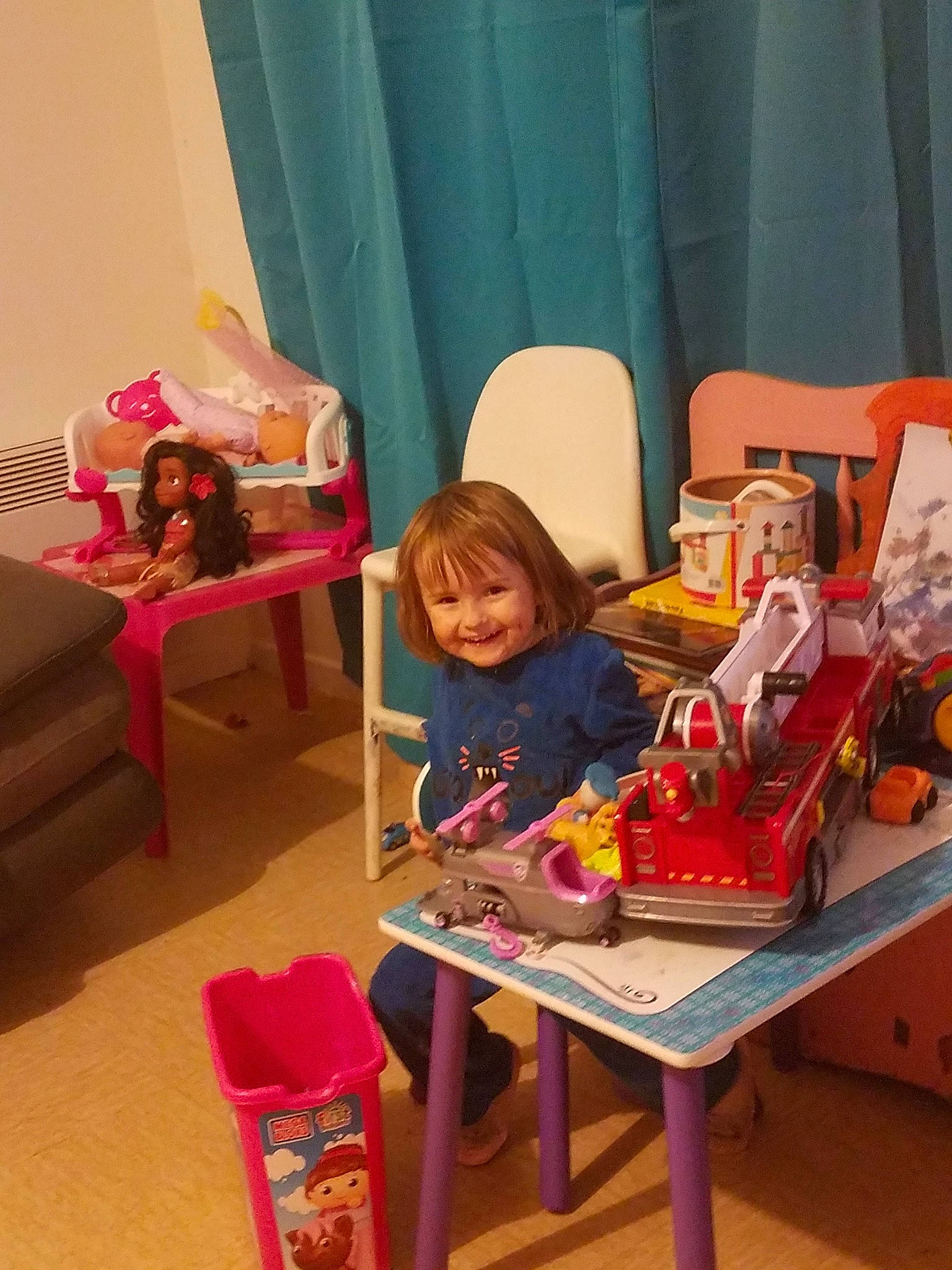 Kalista participe au concours pour gagner de l'argent avec cette photo : chair, child, desk, furniture, house, interior_design, joy, person, play, product, room, table, toddler, toy