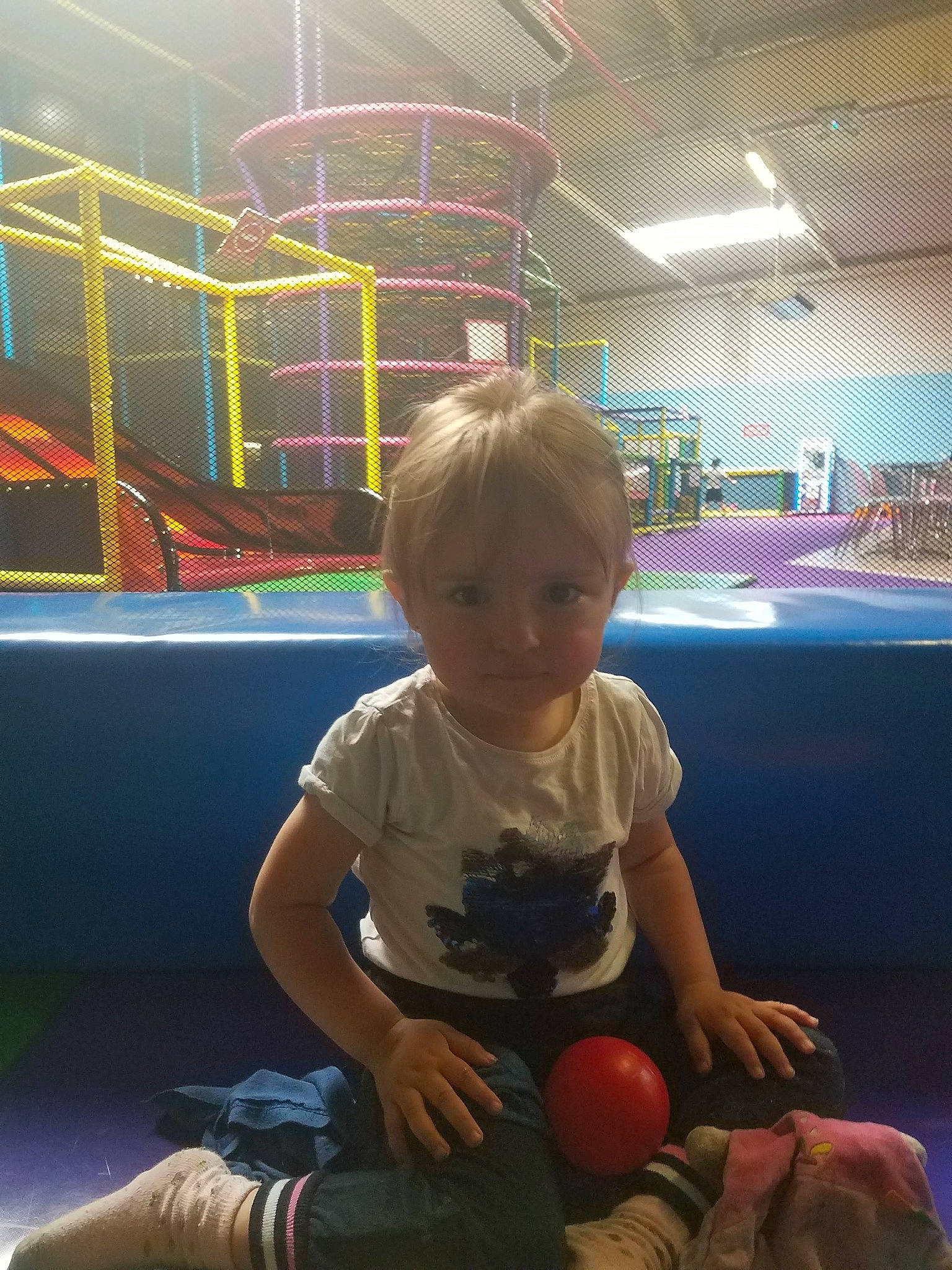 Kalista participe au concours pour gagner de l'argent avec cette photo : boy, child, day, fun, girl, indoor_games_and_sports, infant, leisure, person, play, product, recreation, room, sitting, snapshot, sport_venue, toddler, vertebrate