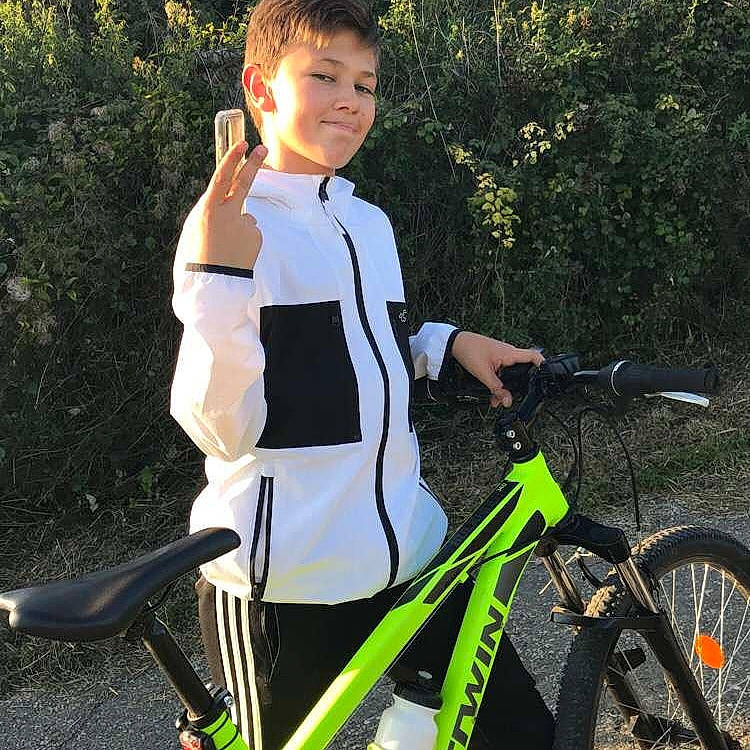 Raphaël participe au concours pour gagner de l'argent avec cette photo : bicycle, bicycle_accessory, bicycle_fork, bicycle_frame, bicycle_handlebar, bicycle_part, bicycle_saddle, bicycle_wheel, bicycles_equipment_and_supplies, cycle_sport, cycling, cycling_shorts, endurance_sports, joy, mountain_bike, person, personal_protective_equipment, recreation, road_bicycle, sports_equipment