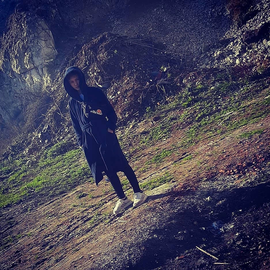 Raphaël a rejoint le concours — aidez-le/la à gagner de superbes lots ! atmosphere, beauty, cloud, grass, landscape, meteorological_phenomenon, mountain, mountainous_landforms, natural_environment, night, people_in_nature, person, photography, plant, shadow, sky, space, standing, sunlight, tree