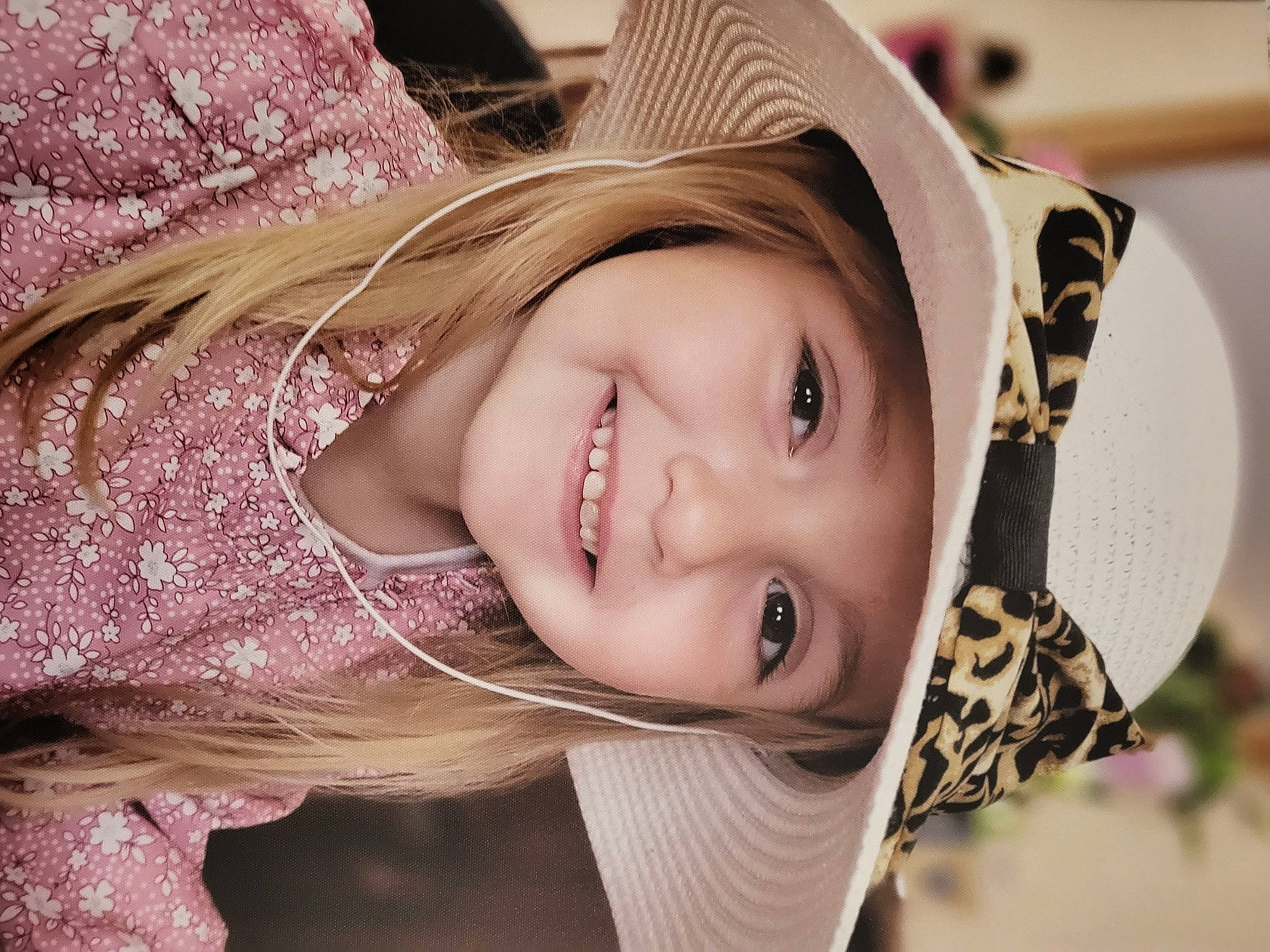 Lili participe au concours pour gagner de l'argent avec cette photo : dress, eyebrow, eyelash, flash_photography, happy, hat, head, headgear, headwear, iris, jewellery, joy, lip, long_hair, person, pink, plant, purple, skin, smile