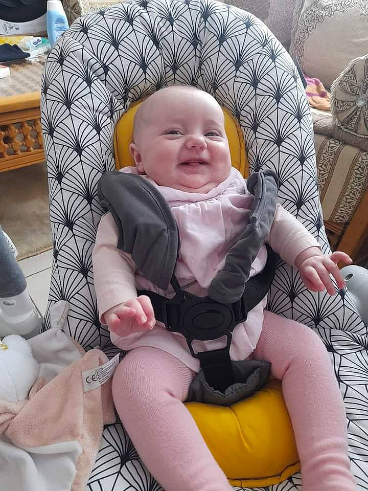 Zoé a rejoint le concours — aidez-le/la à gagner de superbes lots ! baby, baby_carriage, baby_products, baby_safety, baby_toddler_clothing, car_seat, chair, cheek, child, comfort, eye, fun, human_leg, lap, person, service, sitting, skin, smile, thigh