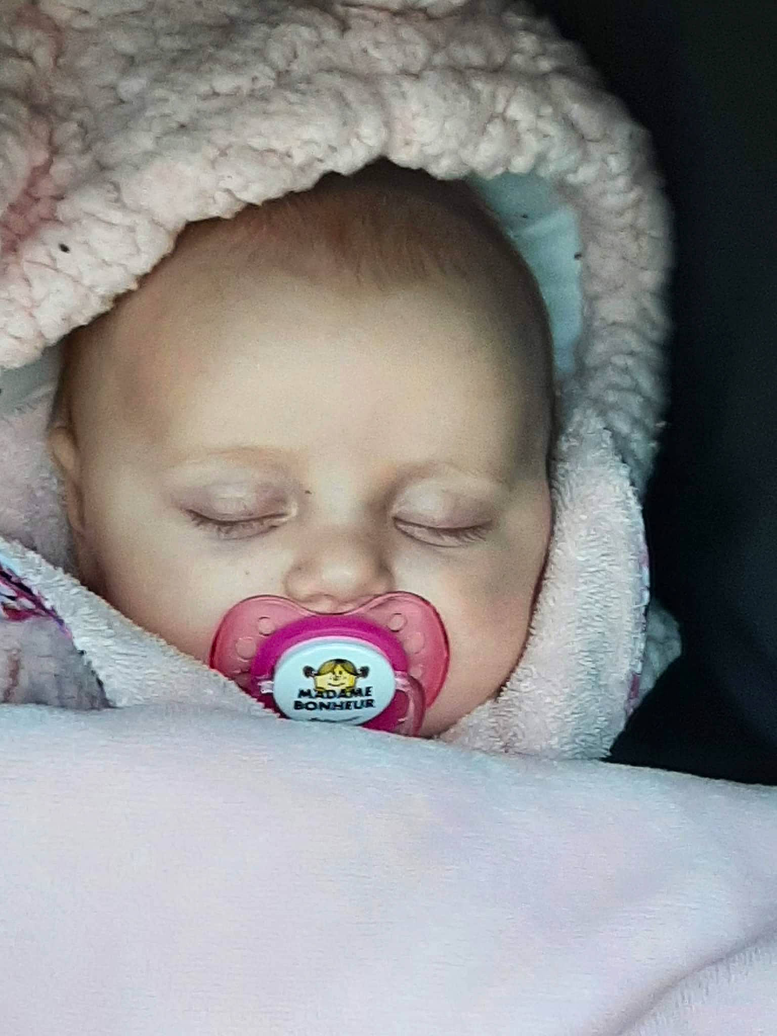 Zoé a rejoint le concours — aidez-le/la à gagner de superbes lots ! baby, baby_sleeping, baby_toddler_clothing, cheek, chin, comfort, eye, eyebrow, eyelash, face, facial_expression, gesture, head, iris, lip, mouth, nose, person, skin, textile