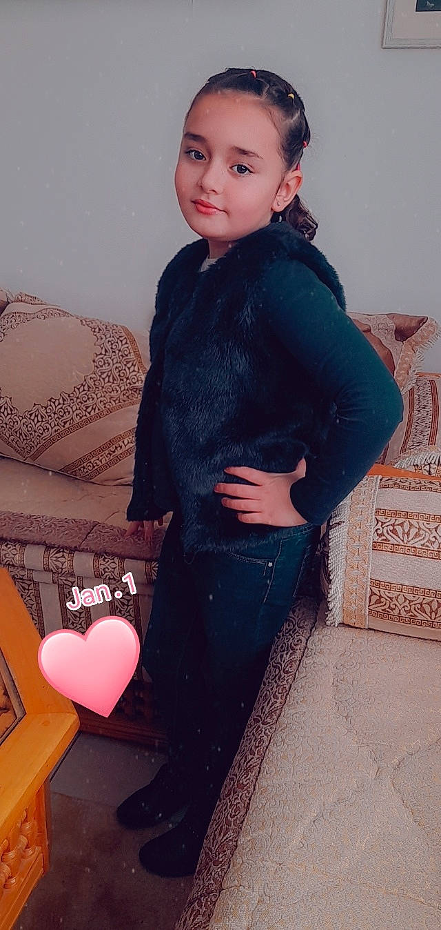 Lina participe au concours pour gagner de l'argent avec cette photo : arm, blazer, cool, fashion, fashion_design, hair, hairstyle, human_body, joint, knee, lip, magenta, neck, pattern, person, pink, shoulder, sleeve, street_fashion, thigh