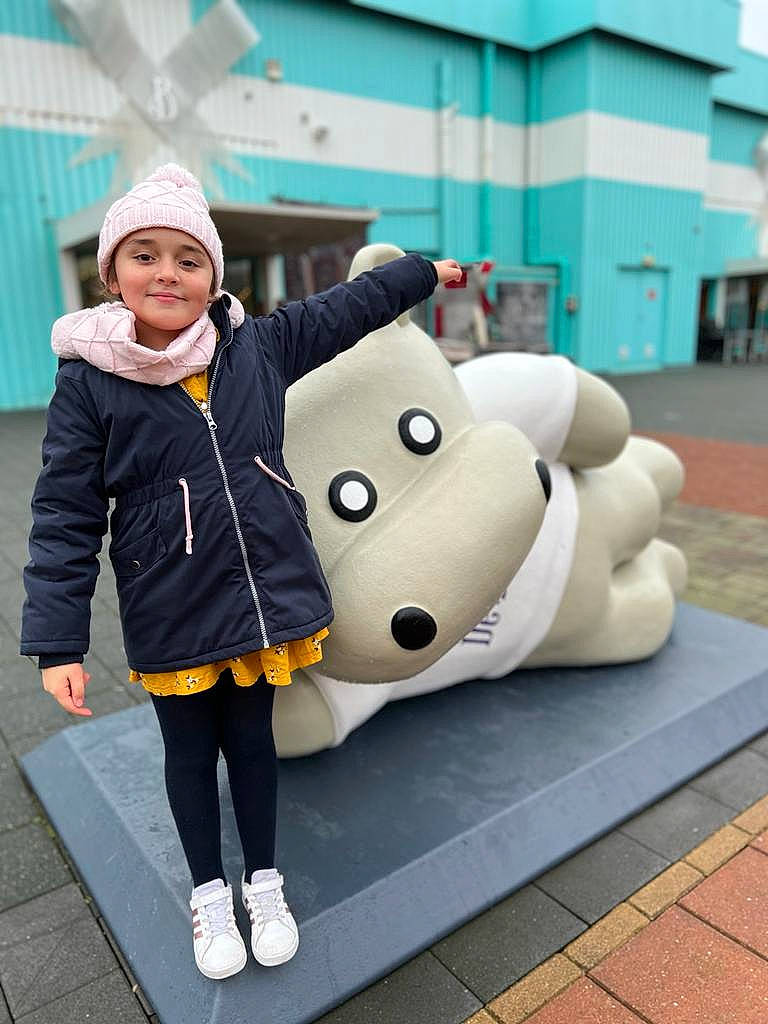 Lina participe au concours pour gagner de l'argent avec cette photo : bag, boot, footwear, fun, glove, headgear, headwear, human_leg, joy, knee, leg, leisure, luggage_and_bags, person, recreation, road, shoe, sleeve, smile, sneakers