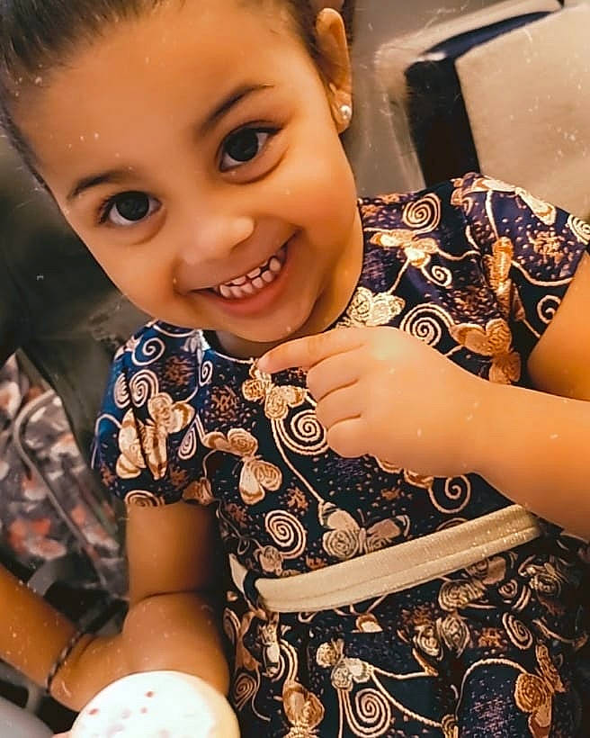 Evaluna is registered to the contest to win money with this photo: black_hair, cool, eye, eyelash, face, facial_expression, finger, gesture, hair, hairstyle, happy, iris, joy, neck, person, skin, sleeve, smile, summer, t_shirt