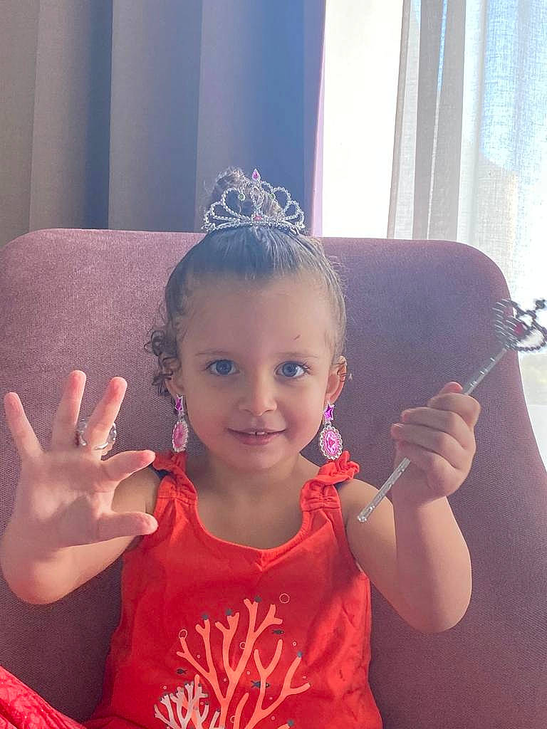 Farida participe au concours pour gagner de l'argent avec cette photo : chin, ear, eyelash, fashion, finger, hairstyle, hand, happy, head, human, human_body, joy, lip, mammal, neck, person, shoulder, skin, sleeve, smile