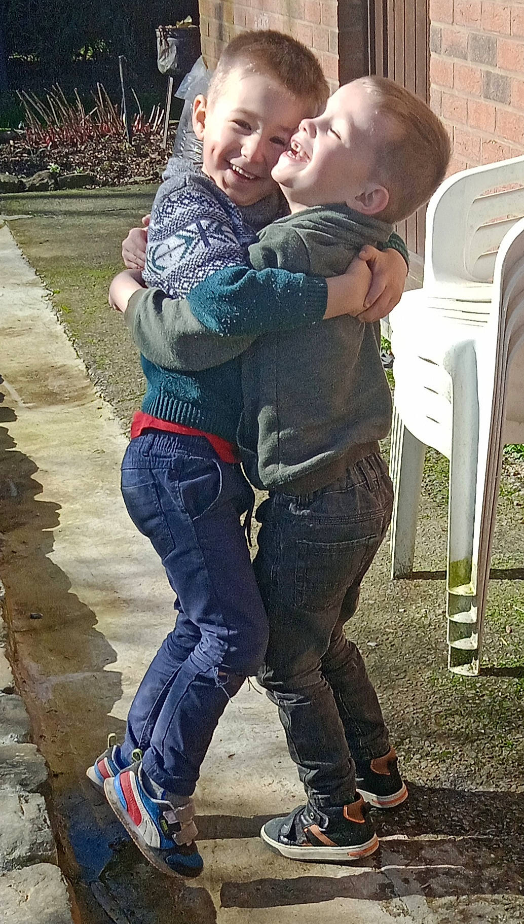 Lilyan Et Julian participe au concours pour gagner de l'argent avec cette photo : baby, child, cool, denim, footwear, fun, gesture, grass, happy, hug, joint, joy, leisure, people_in_nature, person, shoe, sitting, smile, sneakers, toddler