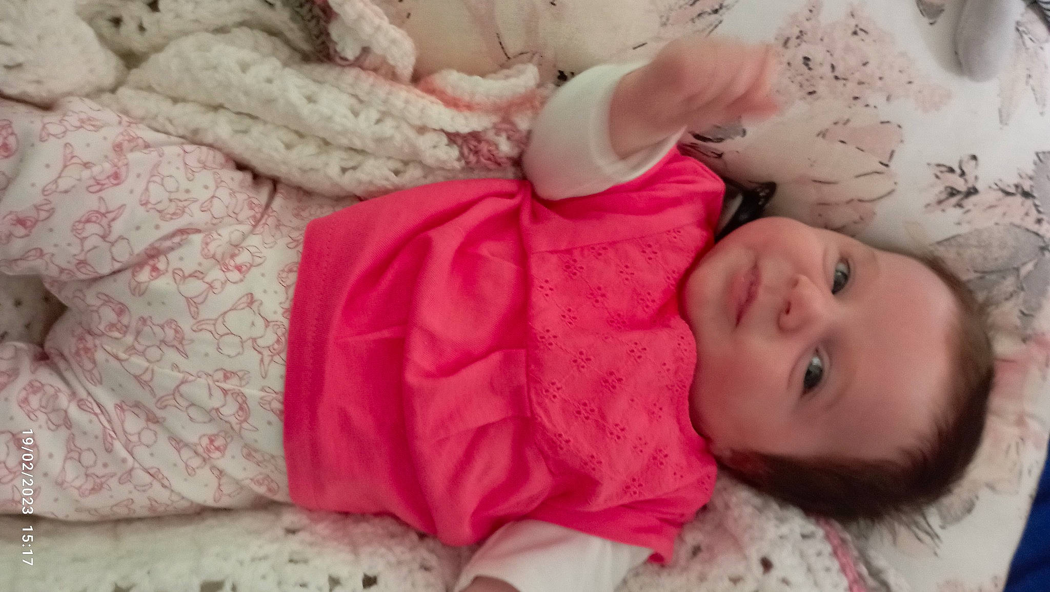 Lya participe au concours pour gagner de l'argent avec cette photo : baby, baby_toddler_clothing, cheek, child, chin, comfort, eye, eyebrow, eyelash, head, headgear, human_body, iris, lip, nose, pattern, person, pink, skin, sleeve