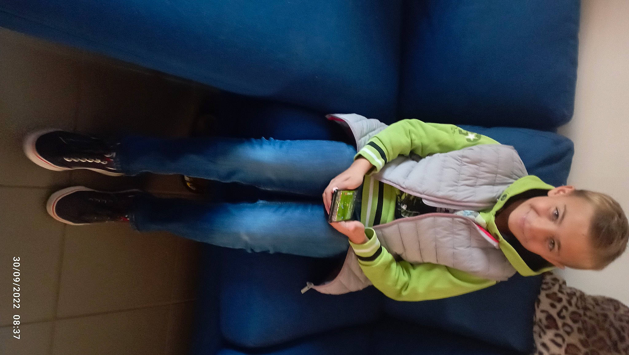 Noah participe au concours pour gagner de l'argent avec cette photo : child, comfort, elbow, fun, gesture, human_leg, joint, joy, knee, leisure, person, room, smile, thigh, thumb, walking_shoe, wrist