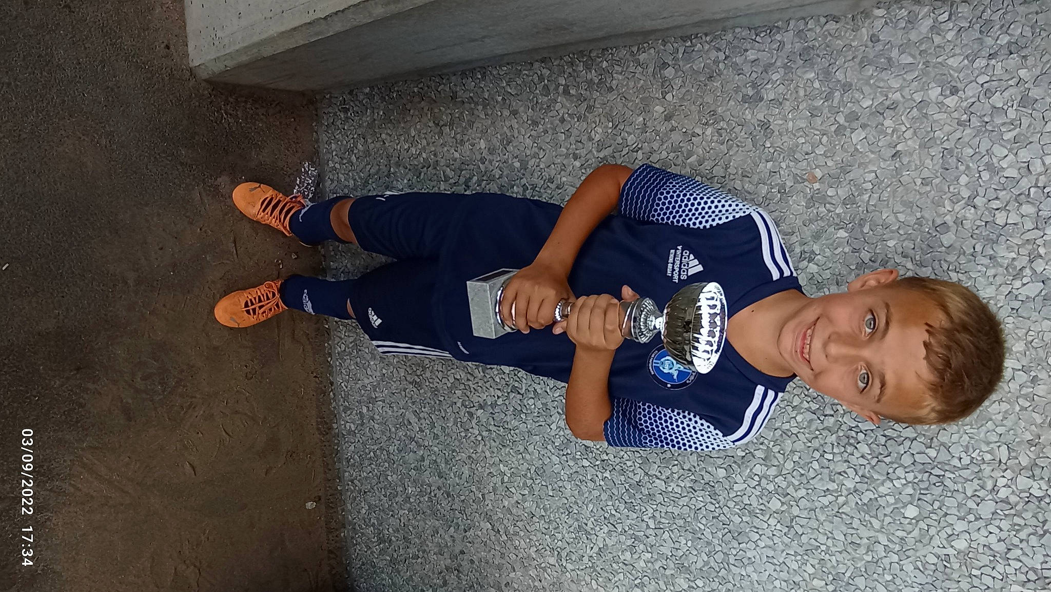 Noah participe au concours pour gagner de l'argent avec cette photo : arm, asphalt, elbow, electric_blue, finger, flooring, fun, hand, human_leg, joint, joy, knee, leg, leisure, person, shoulder, sportswear, sunglasses, t_shirt, thigh