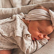 Clémence participe au concours pour gagner de l'argent avec cette photo : baby, sleeping, newborn, headband, knitted_clothing, blanket, closeup, peaceful, soft_texture, infant, cute, resting, cozy, portrait, child, skin, face, hand, sleep, relaxation