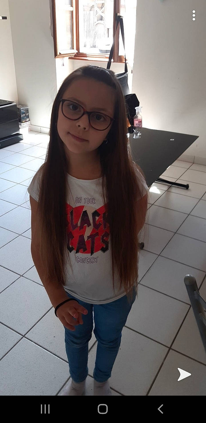 Alyssia a rejoint le concours — aidez-le/la à gagner de superbes lots ! black_hair, cool, eyewear, glasses, hair, hair_coloring, hairstyle, jeans, lip, long_hair, person, photography, selfie, shoulder, sleeve, snapshot, t_shirt, top, vision_care