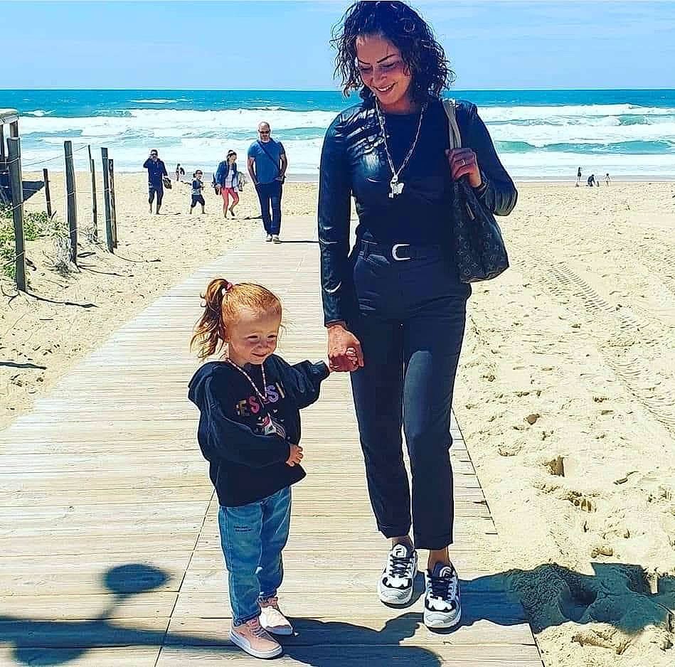 Keziah participe au concours pour gagner de l'argent avec cette photo : beach, blue, body_of_water, gesture, hair, hairstyle, happy, human, jeans, joy, natural_environment, people_in_nature, people_on_beach, person, photograph, shoe, sky, standing, travel, vertebrate