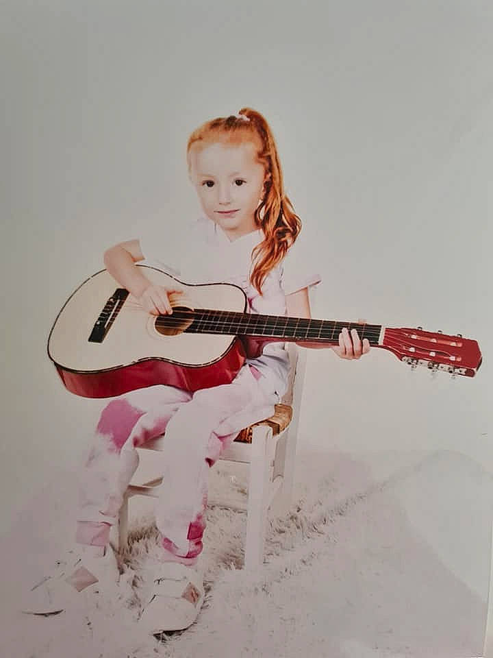 Keziah a rejoint le concours — aidez-le/la à gagner de superbes lots ! arm, electric_guitar, electronic_instrument, electronic_musical_instrument, entertainment, guitar, guitar_accessory, guitarist, happy, music, music_artist, musical_instrument, musical_instrument_accessory, musician, performing_arts, person, plucked_string_instruments, smile, string_instrument, string_instrument_accessory