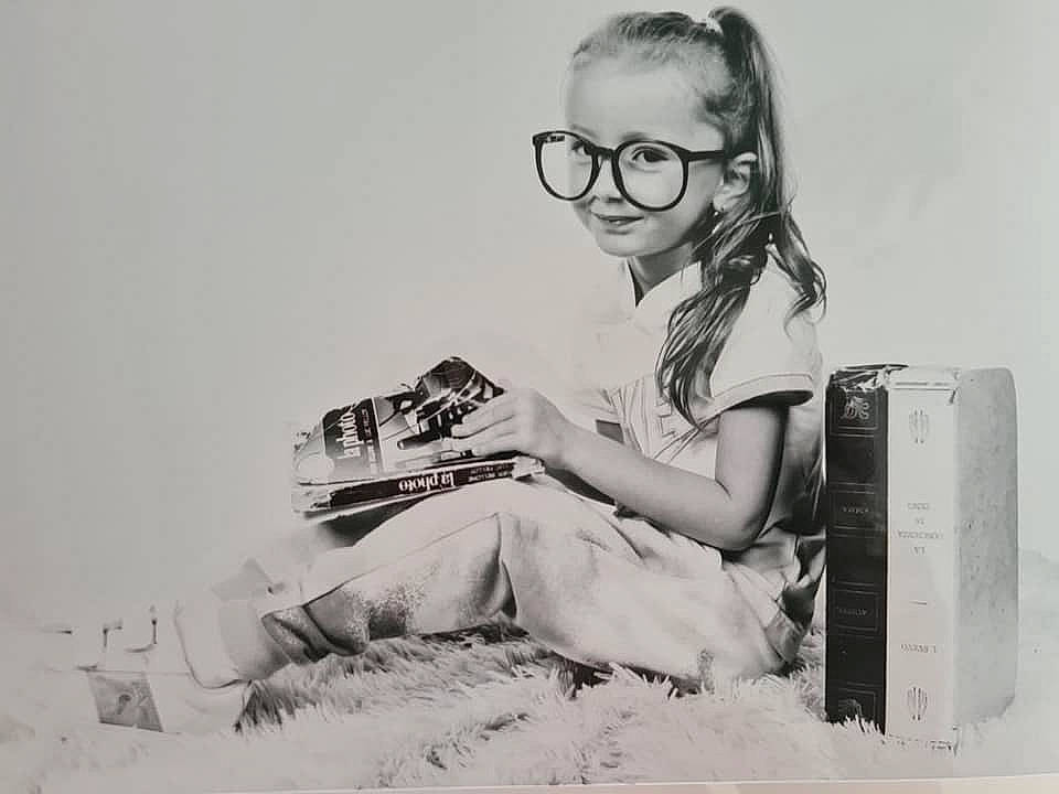 Keziah a rejoint le concours — aidez-le/la à gagner de superbes lots ! arm, black_and_white, book, comfort, elbow, eyewear, flash_photography, gadget, glasses, happy, head, monochrome, monochrome_photography, office_equipment, person, reading, smile, style, t_shirt, toddler