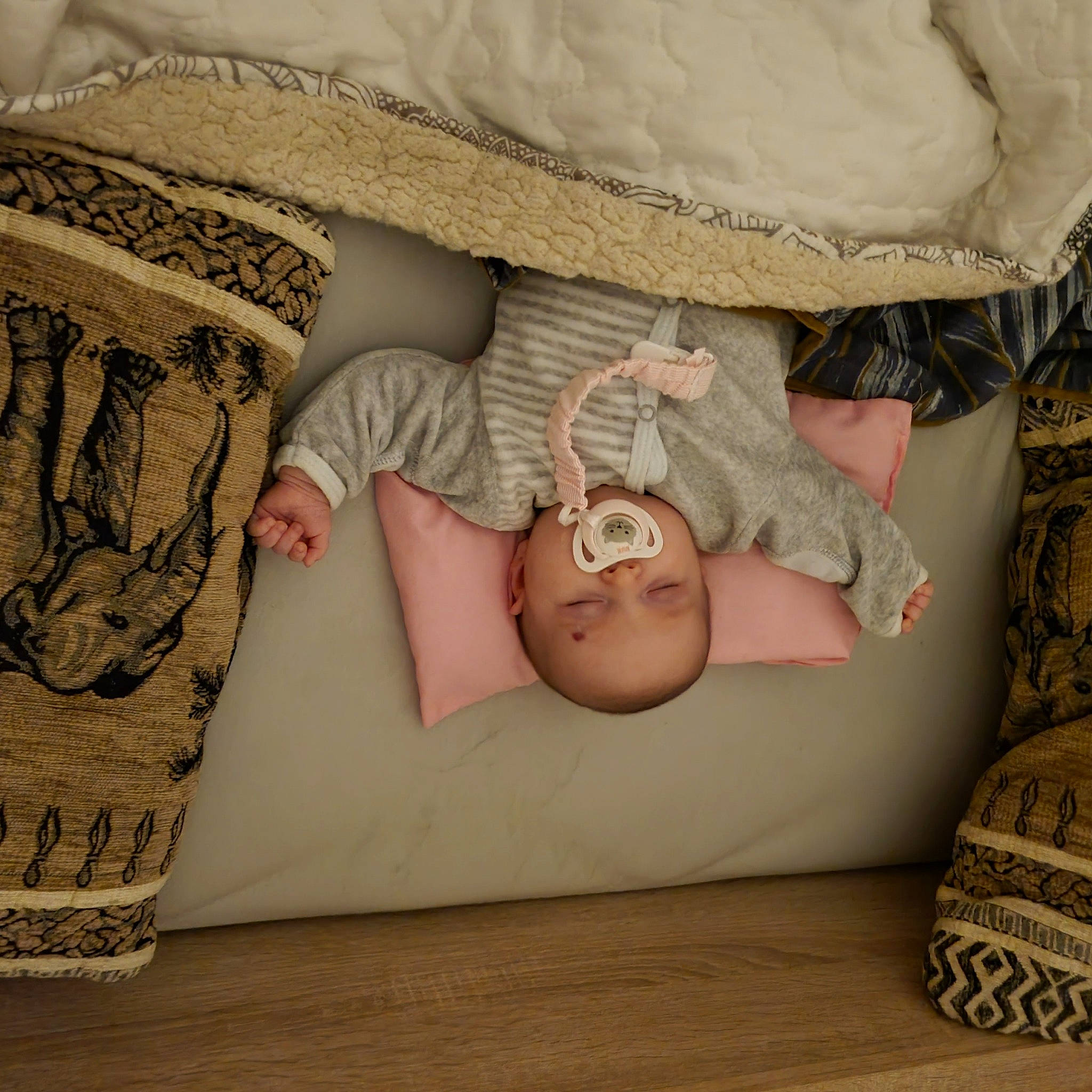 Victória a rejoint le concours — aidez-le/la à gagner de superbes lots ! arm, baby, baby_sleeping, baby_toddler_clothing, bedding, beige, comfort, finger, hand, headgear, human_body, human_leg, leg, linens, pattern, person, skin, sleeve, thigh, toddler