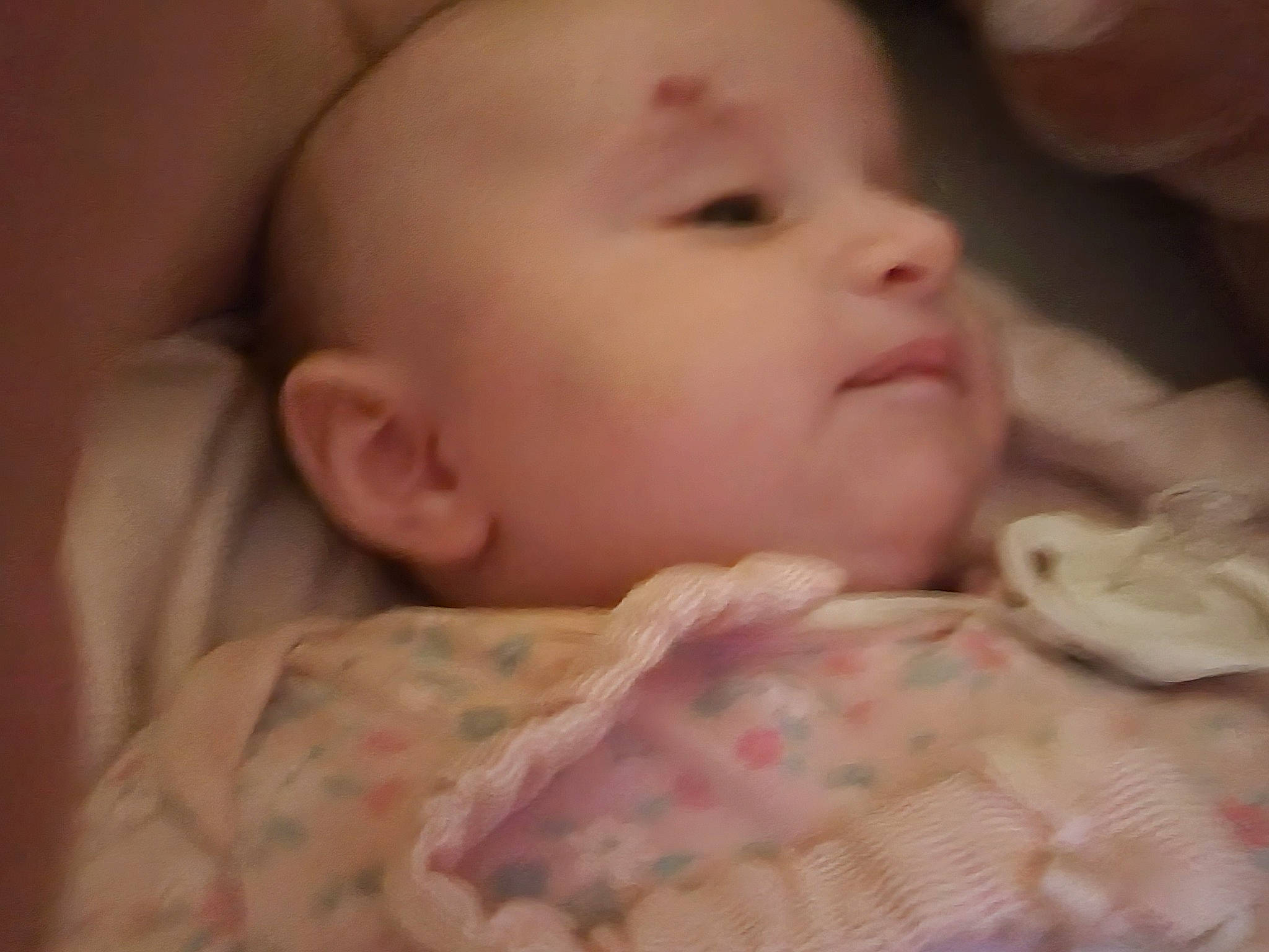 Victória participe au concours pour gagner de l'argent avec cette photo : baby, cheek, child, chin, comfort, ear, eyebrow, eyelash, finger, gesture, hair, human_body, iris, lip, mouth, nose, person, pink, skin, toddler