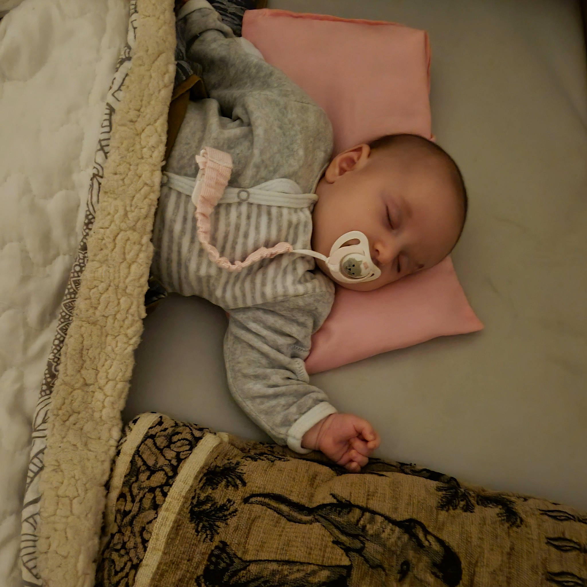 Victória a rejoint le concours — aidez-le/la à gagner de superbes lots ! baby, baby_products, baby_sleeping, baby_toddler_clothing, bedtime, blanket, cheek, child, comfort, human_body, linens, nap, pattern, person, room, skin, sleep, sleeve, thumb, toddler