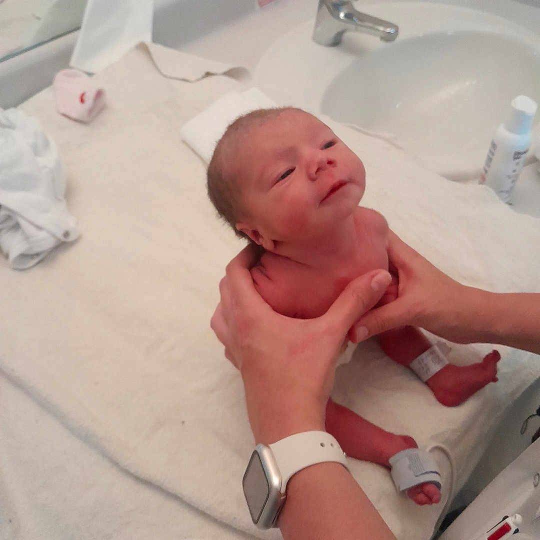 Loée a rejoint le concours — aidez-le/la à gagner de superbes lots ! newborn, baby, infant, hands, hospital, wristband, towel, sink, bathroom, person, skin, care, gentle, soft, white, healthcare, newborn_care, small, cute, human