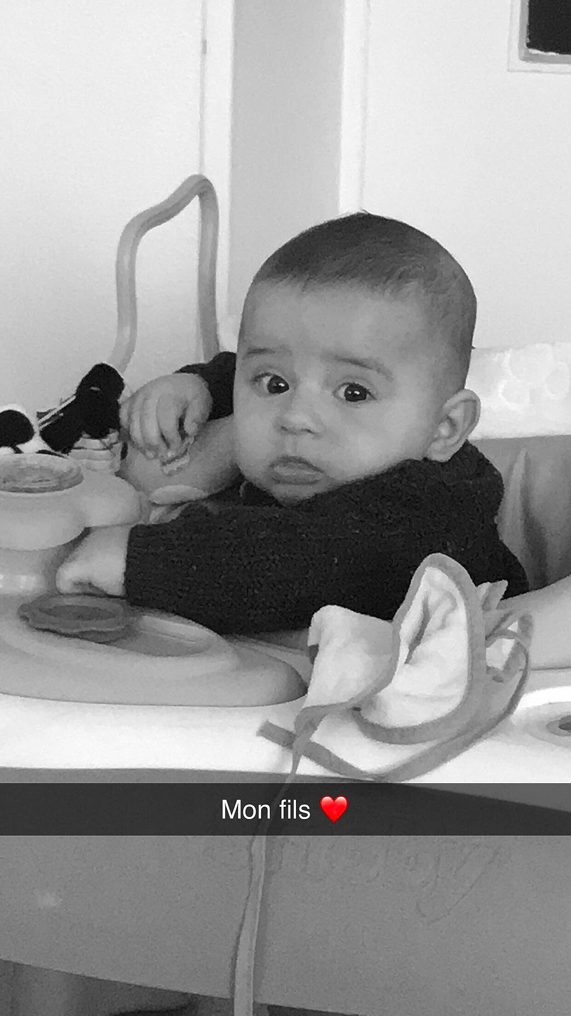 Maicky participe au concours pour gagner de l'argent avec cette photo : baby, birth, black_and_white, child, head, person, photograph, photography, snapshot, toddler