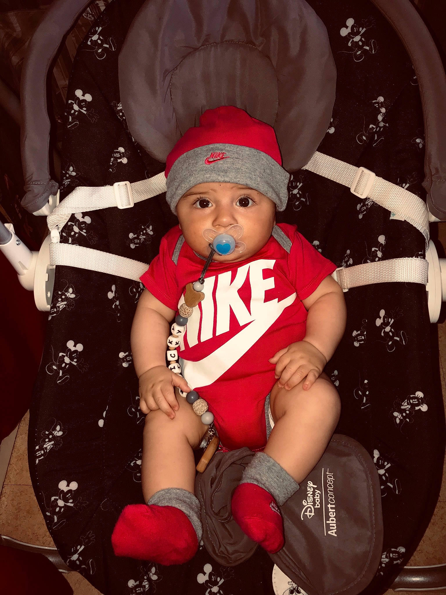 Maicky a rejoint le concours — aidez-le/la à gagner de superbes lots ! baby, baby_products, child, cool, fun, happy, headwear, leg, person, photography, pink, play, product, red, sitting, skin, smile, toddler