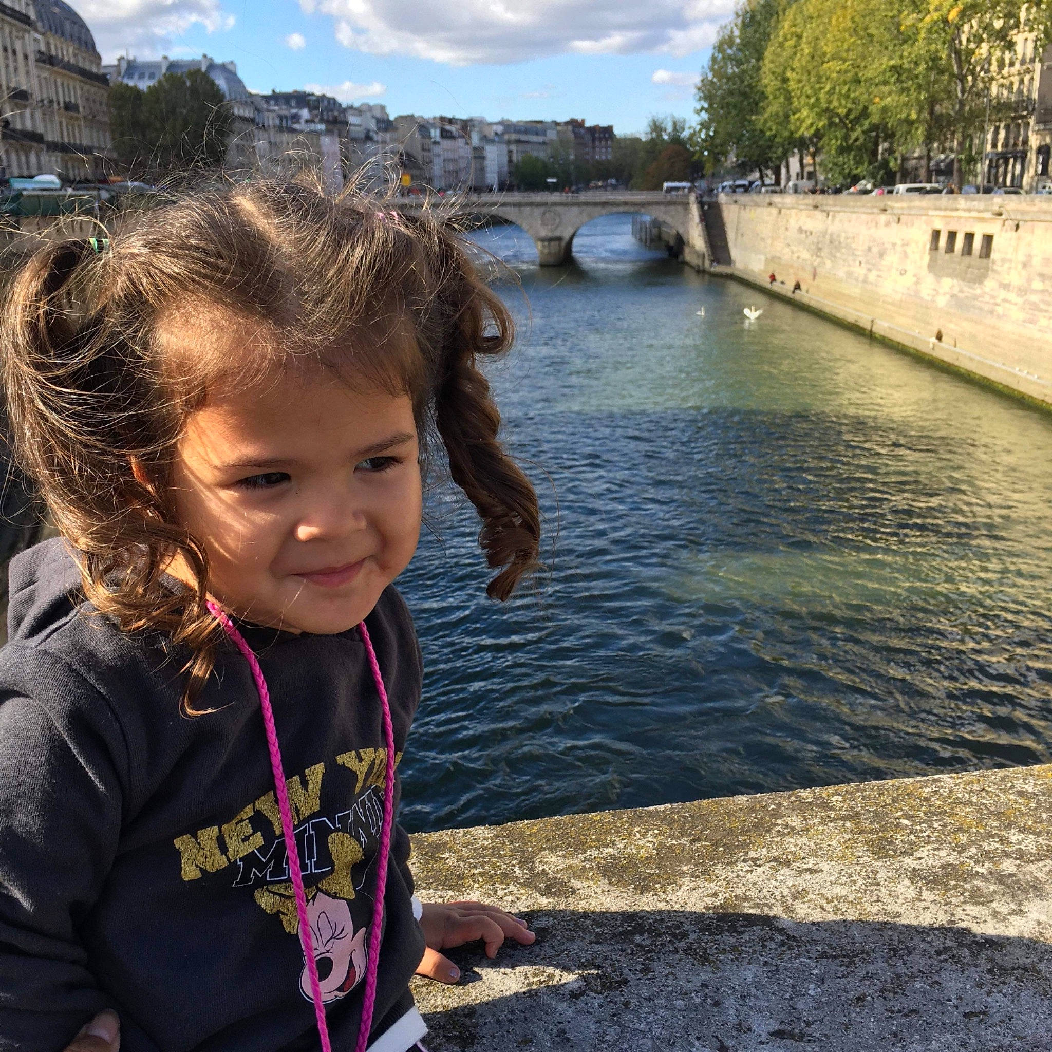 Araya participe au concours pour gagner de l'argent avec cette photo : beauty, child, city, cool, daytime, fun, grass, happy, joy, lake, leisure, light, morning, person, public_space, recreation, sky, summer, toddler, travel