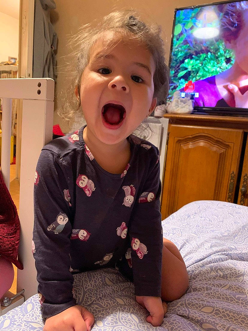 Araya participe au concours pour gagner de l'argent avec cette photo : art, baby, baby_toddler_clothing, cheek, child, comfort, flooring, fun, happy, human_body, person, pink, play, room, sitting, skin, sleeve, smile, surprise, t_shirt