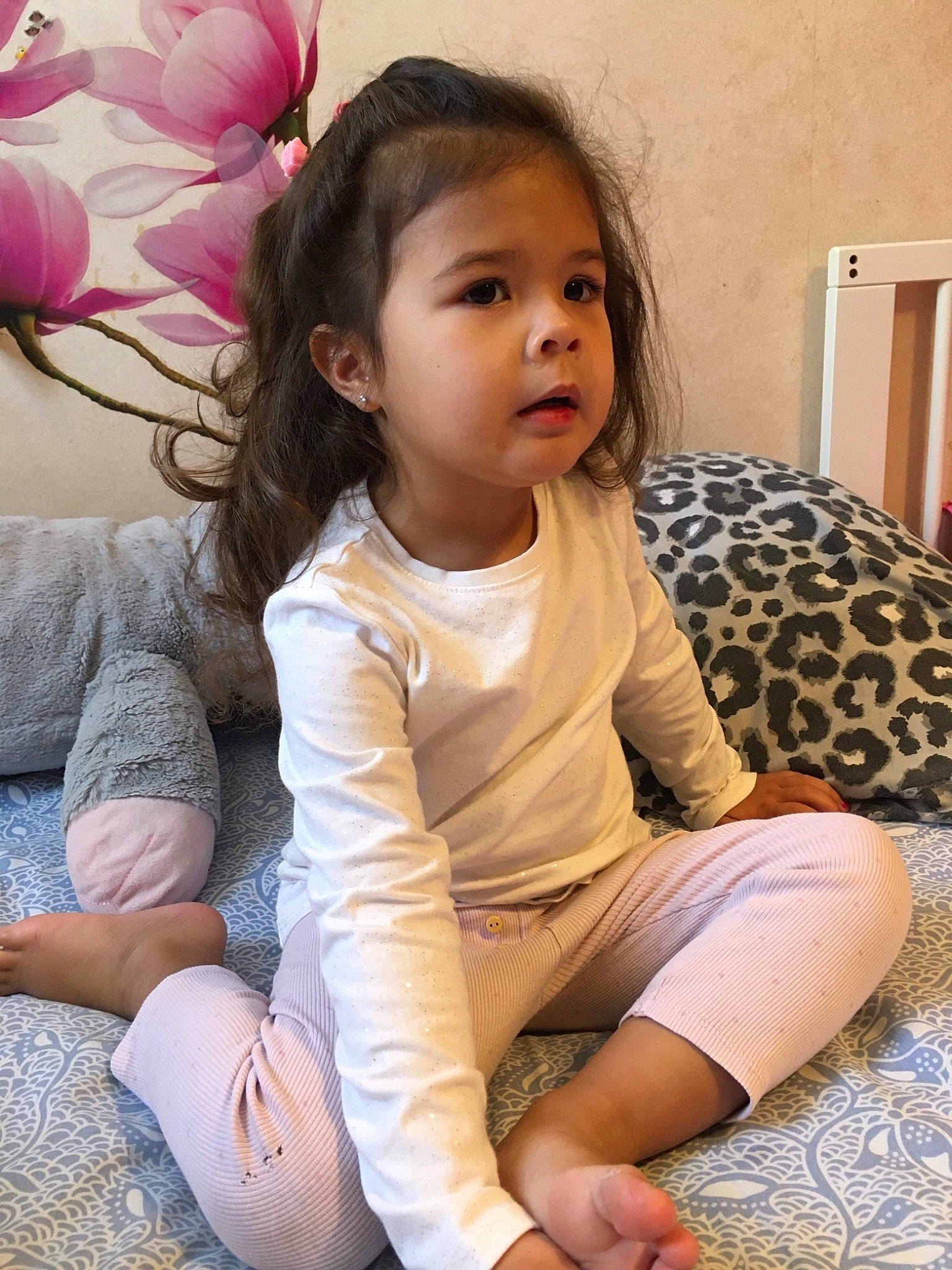 Araya participe au concours pour gagner de l'argent avec cette photo : clothing, comfort, eye, face, facial_expression, finger, hair, hairstyle, happy, head, human_body, iris, joint, knee, leg, neck, person, shoulder, skin, sleeve