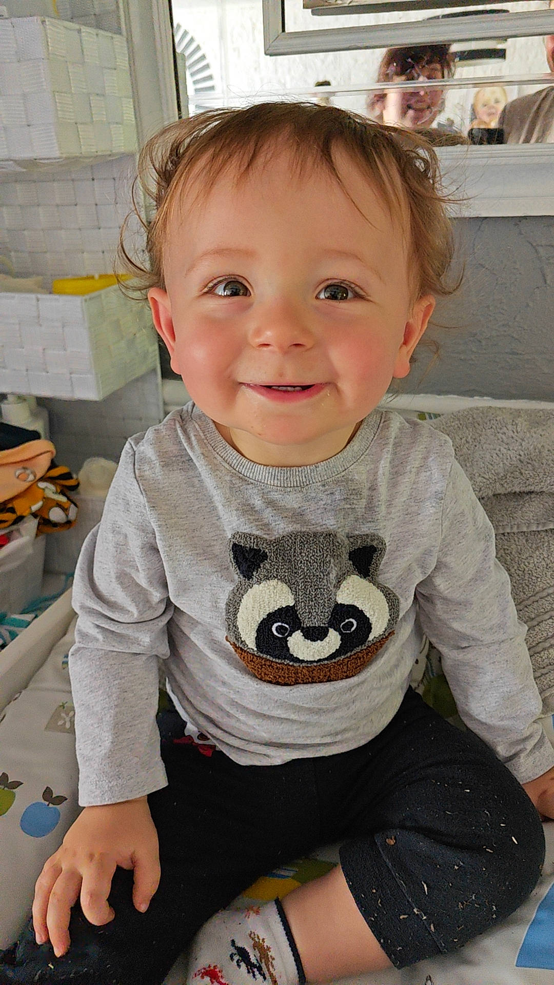 Lilio a rejoint le concours — aidez-le/la à gagner de superbes lots ! arm, baby, baby_toddler_clothing, cheek, child, clothing, eyelash, fun, happy, head, iris, joy, long_sleeved_t_shirt, pattern, person, sitting, skin, sleeve, smile, t_shirt