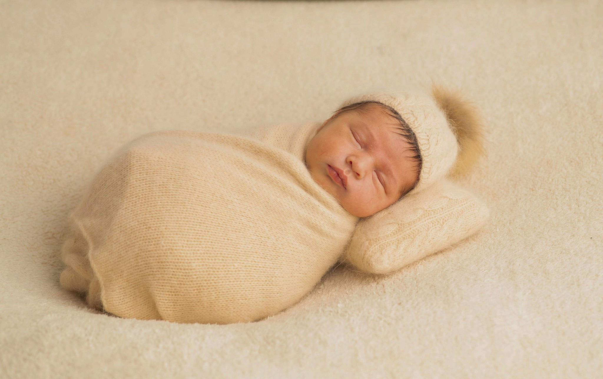 Maylone participe au concours pour gagner de l'argent avec cette photo : art, baby, baby_products, baby_sleeping, baby_toddler_clothing, bedding, bedtime, child, comfort, flooring, fur, linens, nap, person, portrait_photography, sitting, sleep, sleeve, toddler, wood