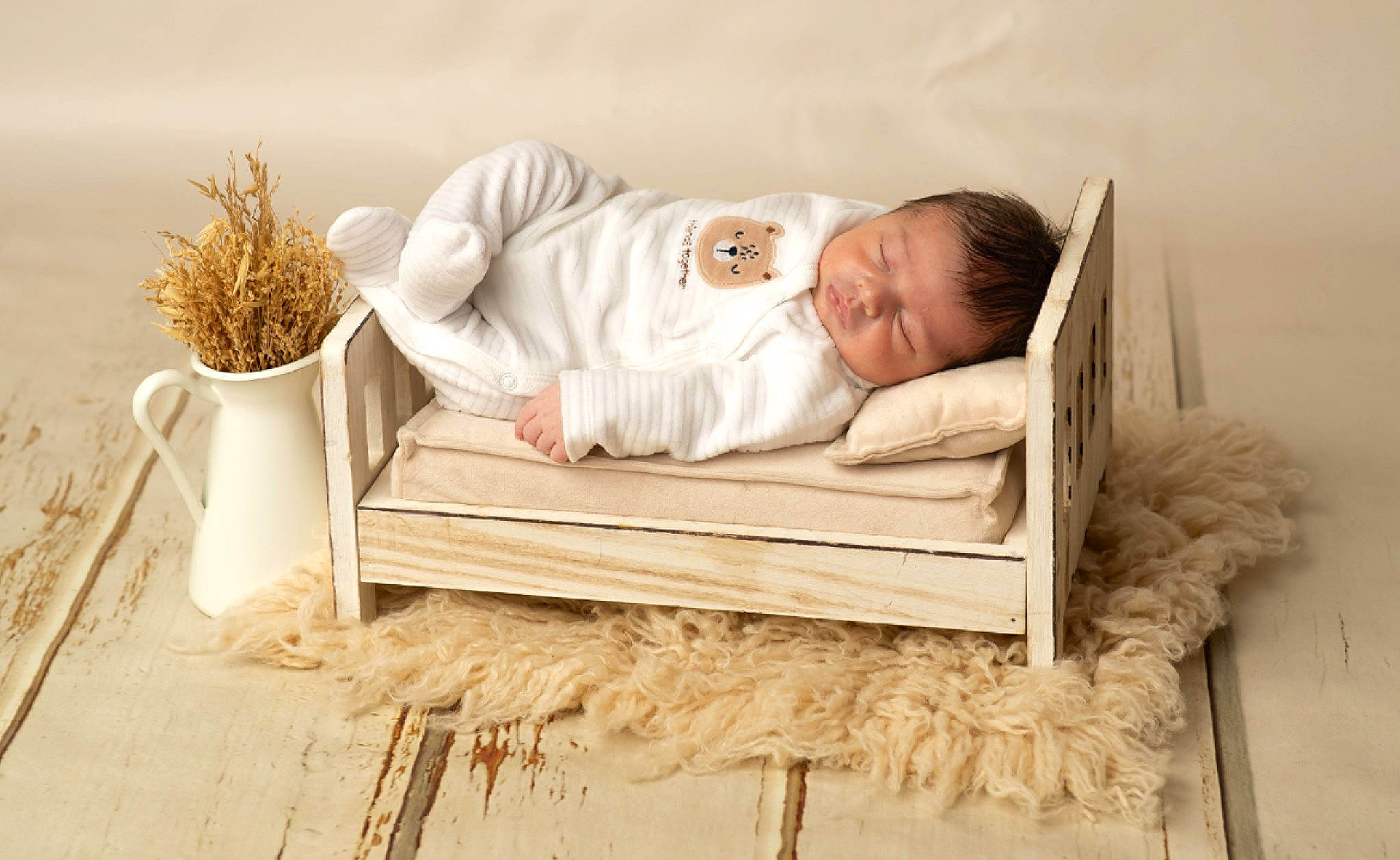 Maylone participe au concours pour gagner de l'argent avec cette photo : baby, baby_sleeping, comfort, couch, flooring, flowerpot, furniture, grass, happy, hardwood, house, houseplant, linens, person, plant, room, sitting, textile, toddler, vase